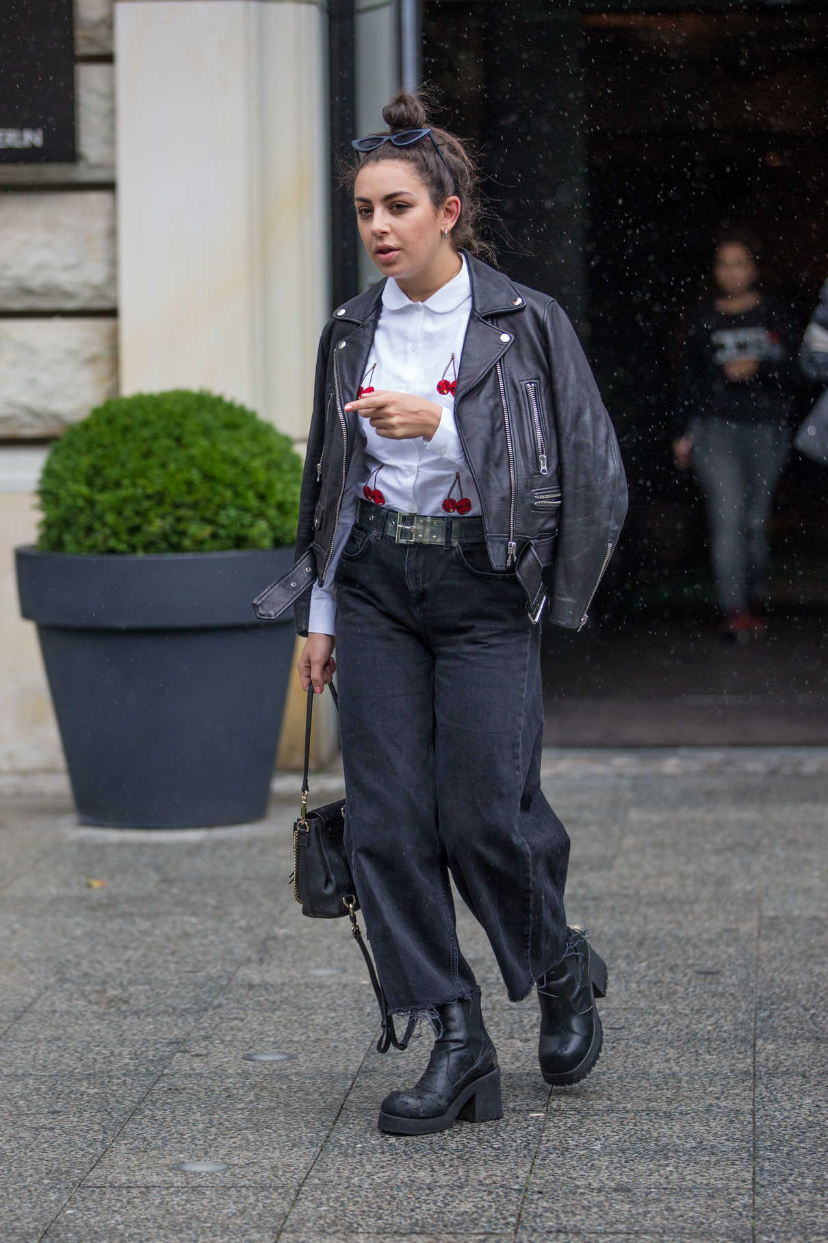 Charli XCX Searches a Taxi in Berlin 06/30/2017-2