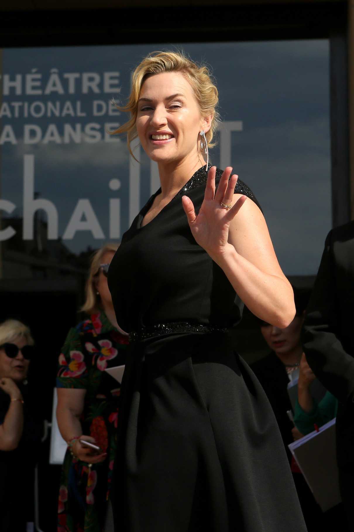 Kate Winslet Attends the Giorgio Armani Prive Show During the Haute Couture Fashion Week in Paris 07/04/2017-4