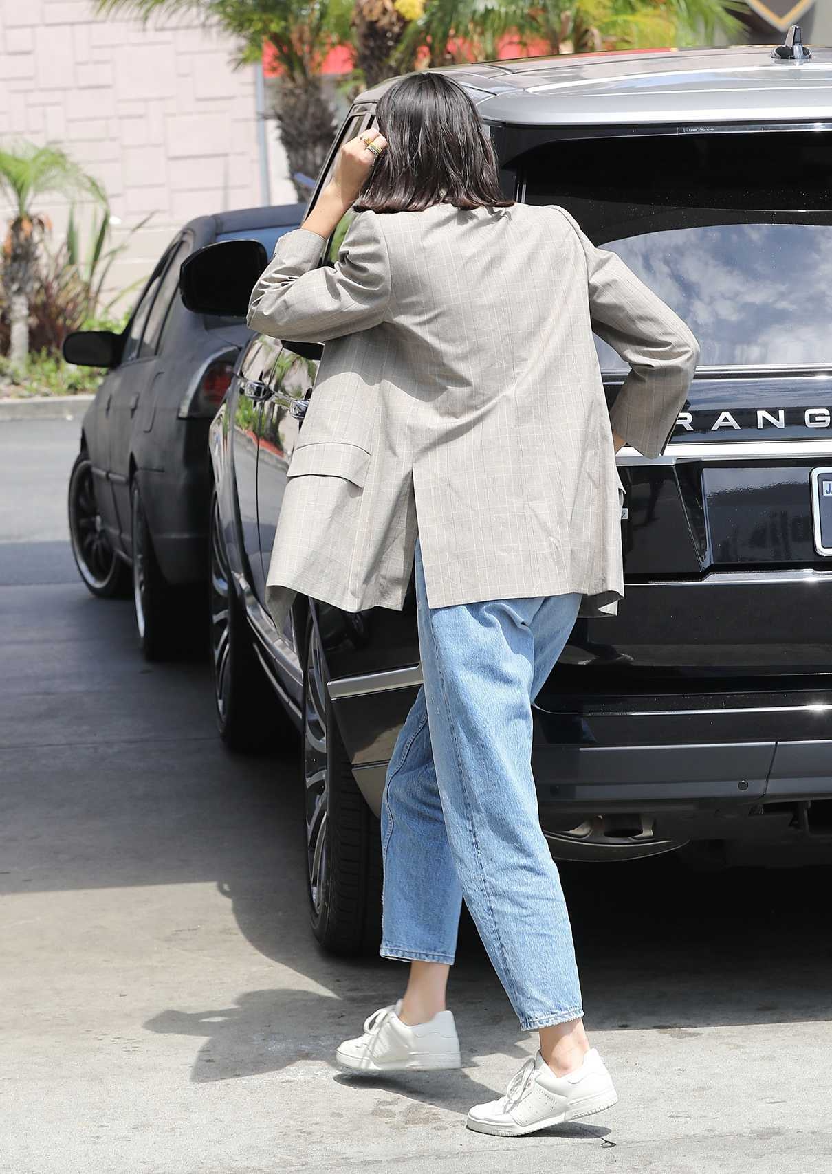 Kendall Jenner Was Seen at the Gas Station in Beverly Hills 07/15/2017-4