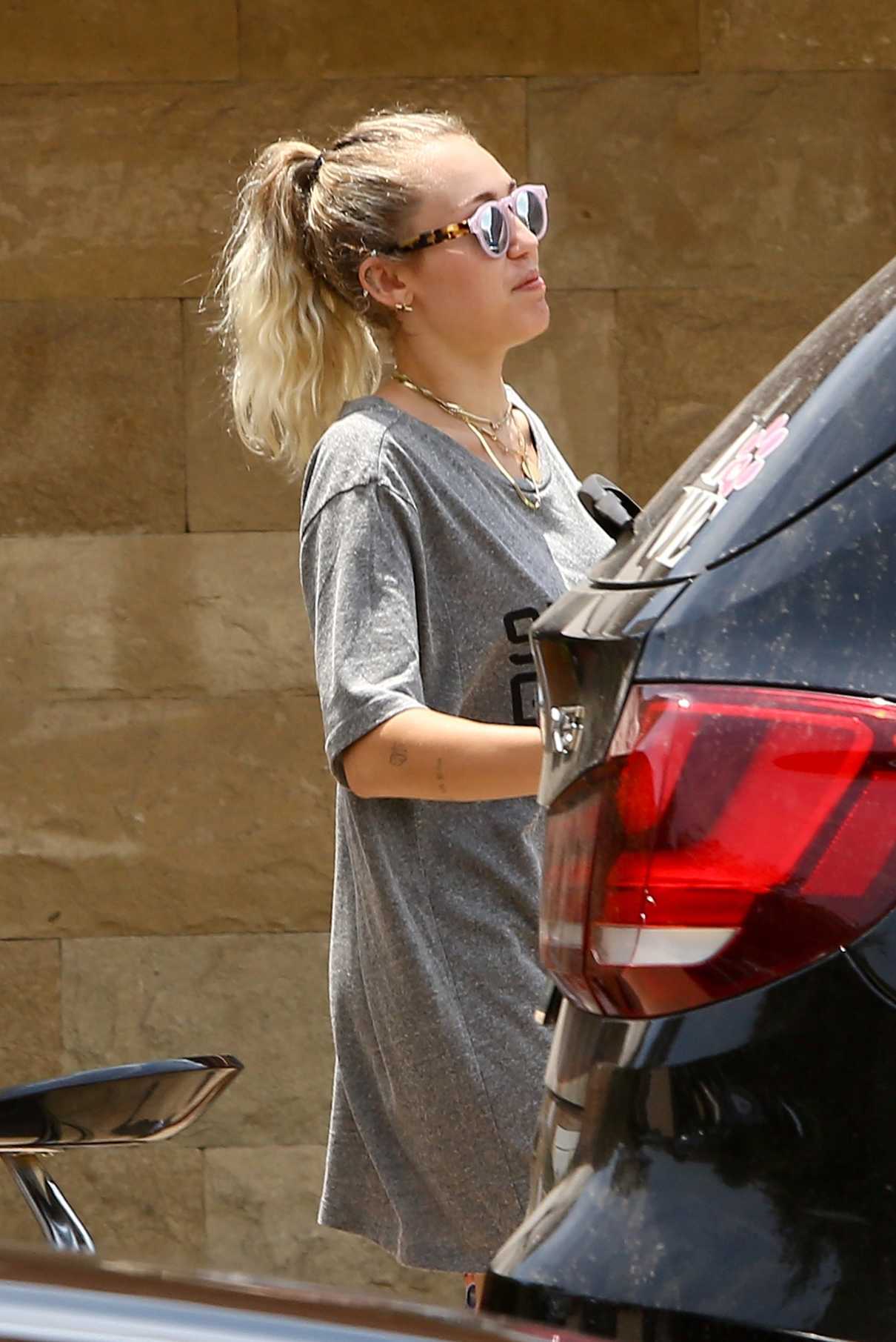 Miley Cyrus Leaves a Soho House Restaurant in Malibu 07/13/2017-5