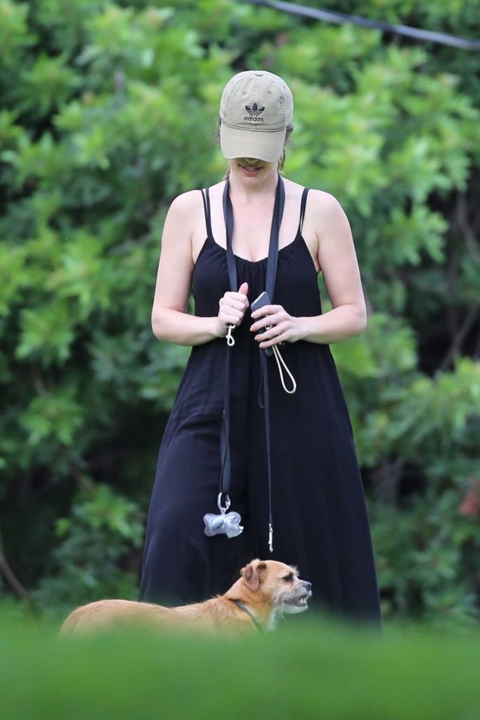 Minka Kelly Was Seen at a Dog Park in Los Angeles 07/25/2017-1