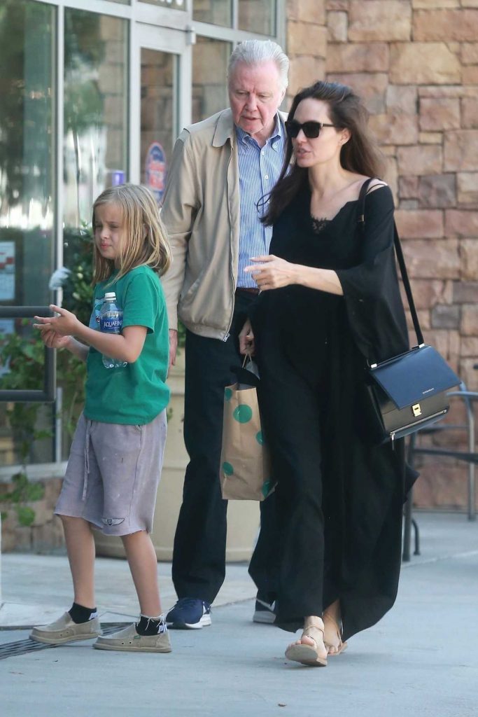 Angelina Jolie and Jon Voight Take Vivian to Color Me Mine in Sherman Oaks 08/12/2017-1