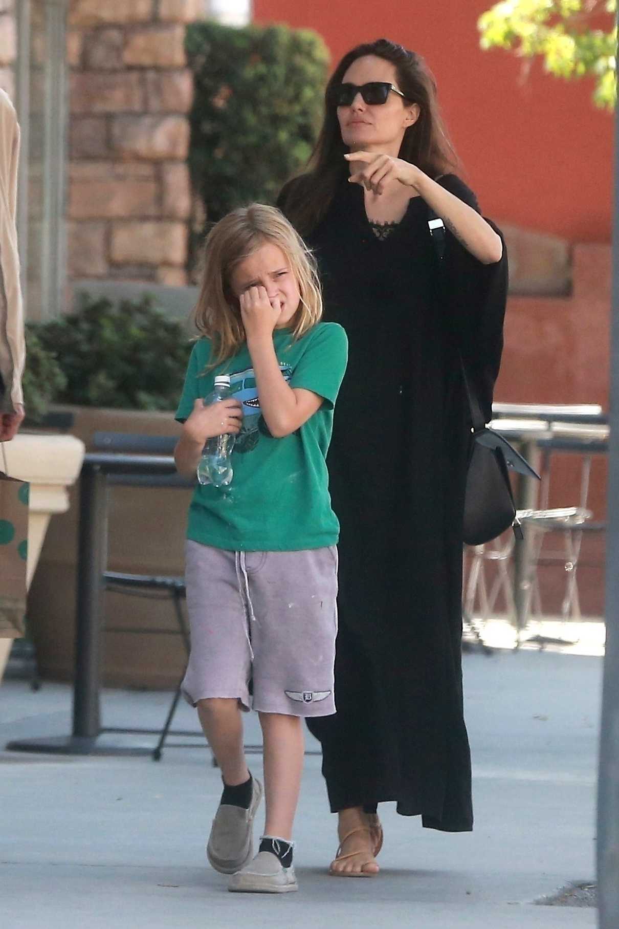 Angelina Jolie and Jon Voight Take Vivian to Color Me Mine in Sherman Oaks 08/12/2017-4