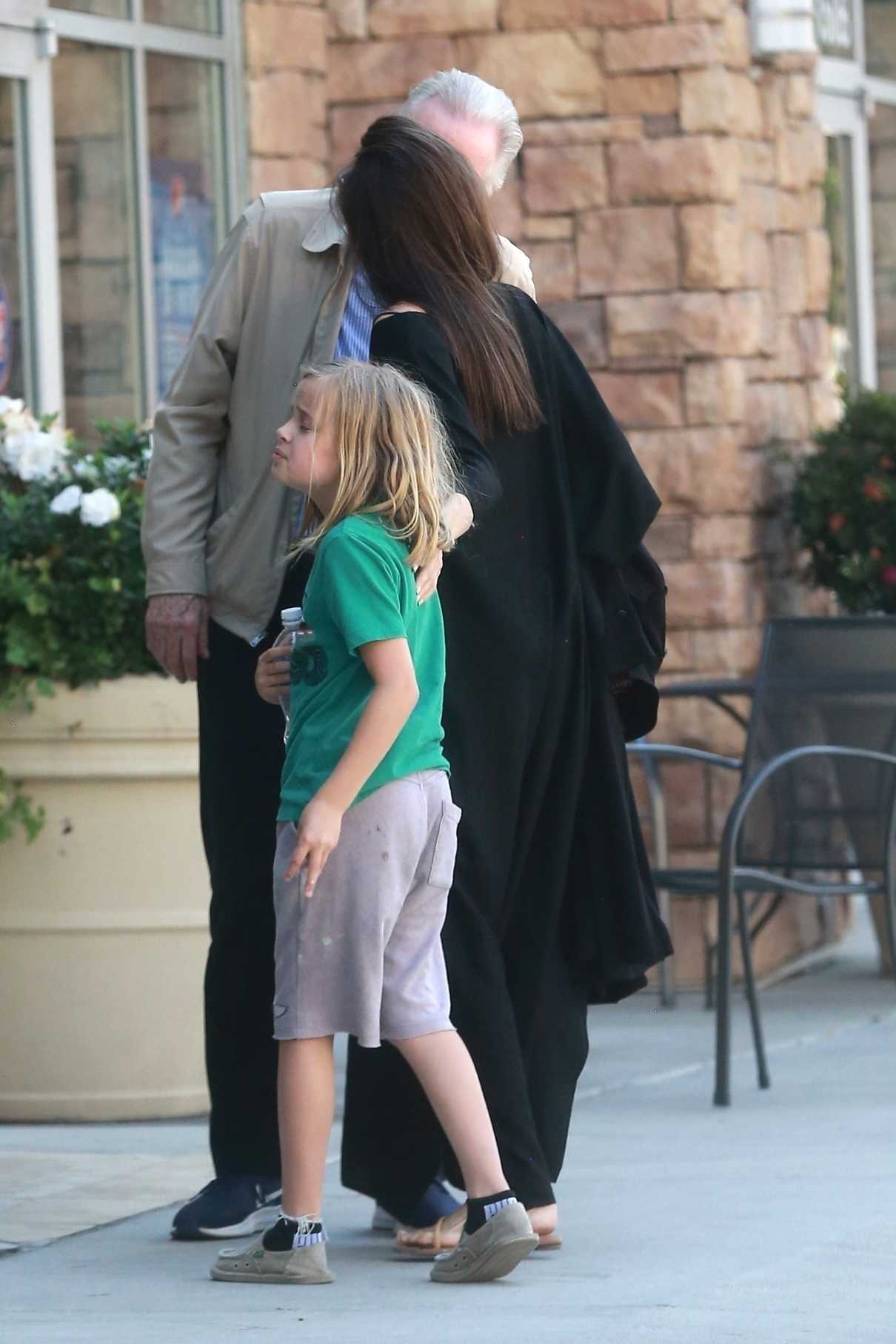 Angelina Jolie and Jon Voight Take Vivian to Color Me Mine in Sherman Oaks 08/12/2017-5