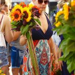 Jodie Sweetin Buys Fresh Sunflowers in Studio City Farmers Market 08/27/2017