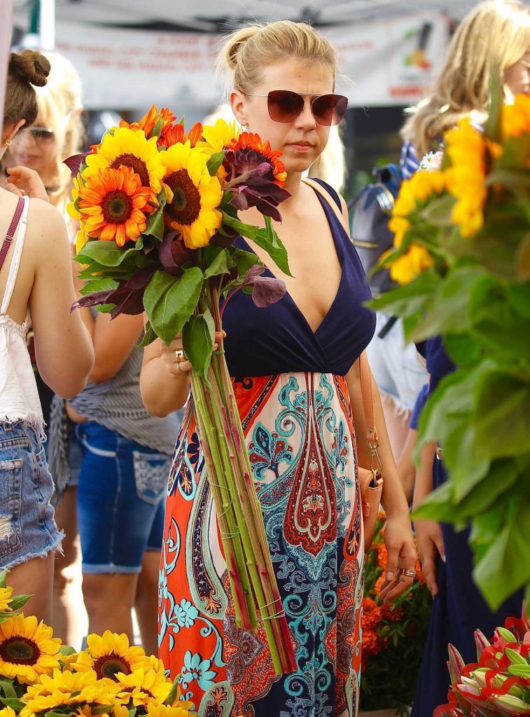 Jodie Sweetin Buys Fresh Sunflowers in Studio City Farmers Market 08/27/2017-1