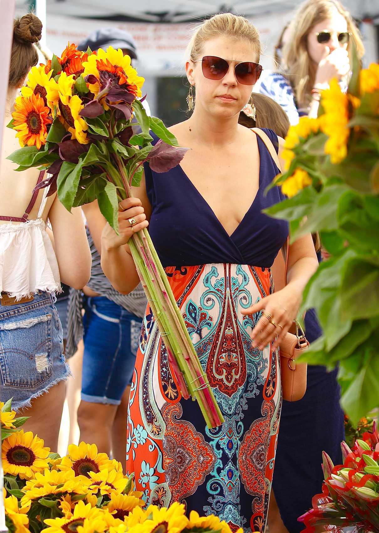 Jodie Sweetin Buys Fresh Sunflowers in Studio City Farmers Market 08/27/2017-2