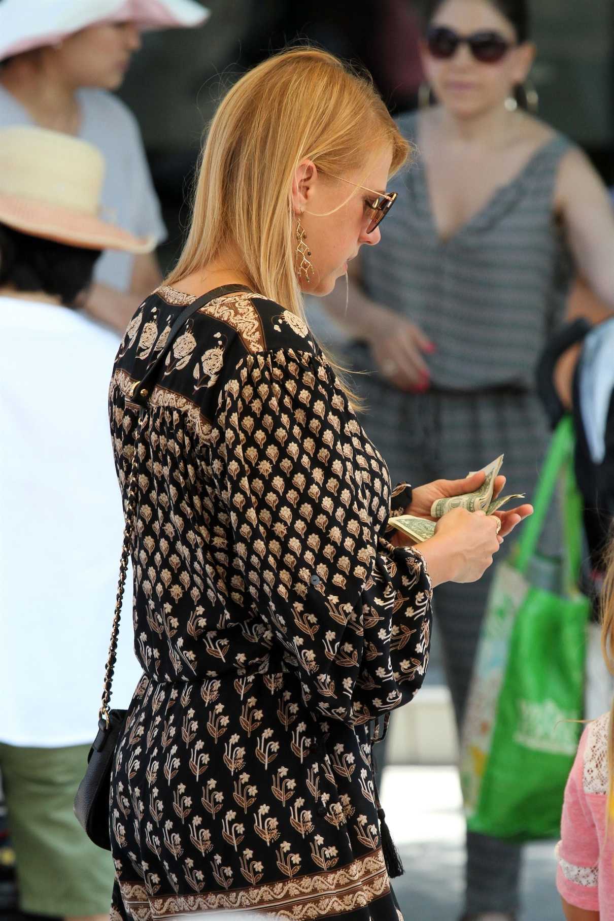 Jodie Sweetin Was Seen at the Farmer's Market in Studio City 08/13/2017-3