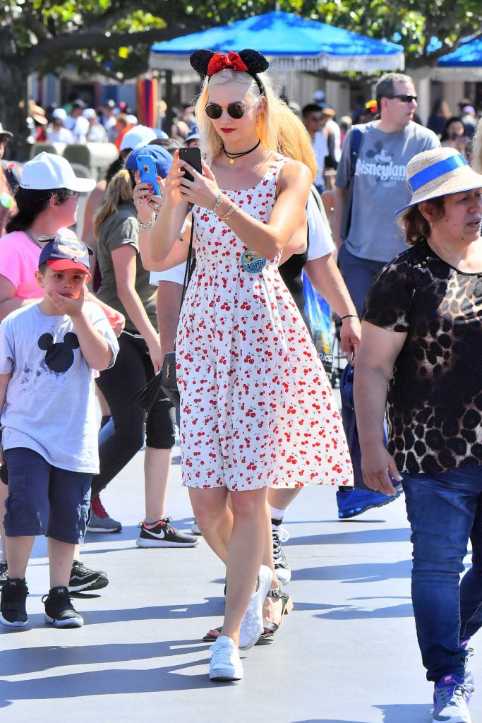 Karlie Kloss Celebrates Her 25th Birthday at Disneyland in Anaheim 08/04/2017-1