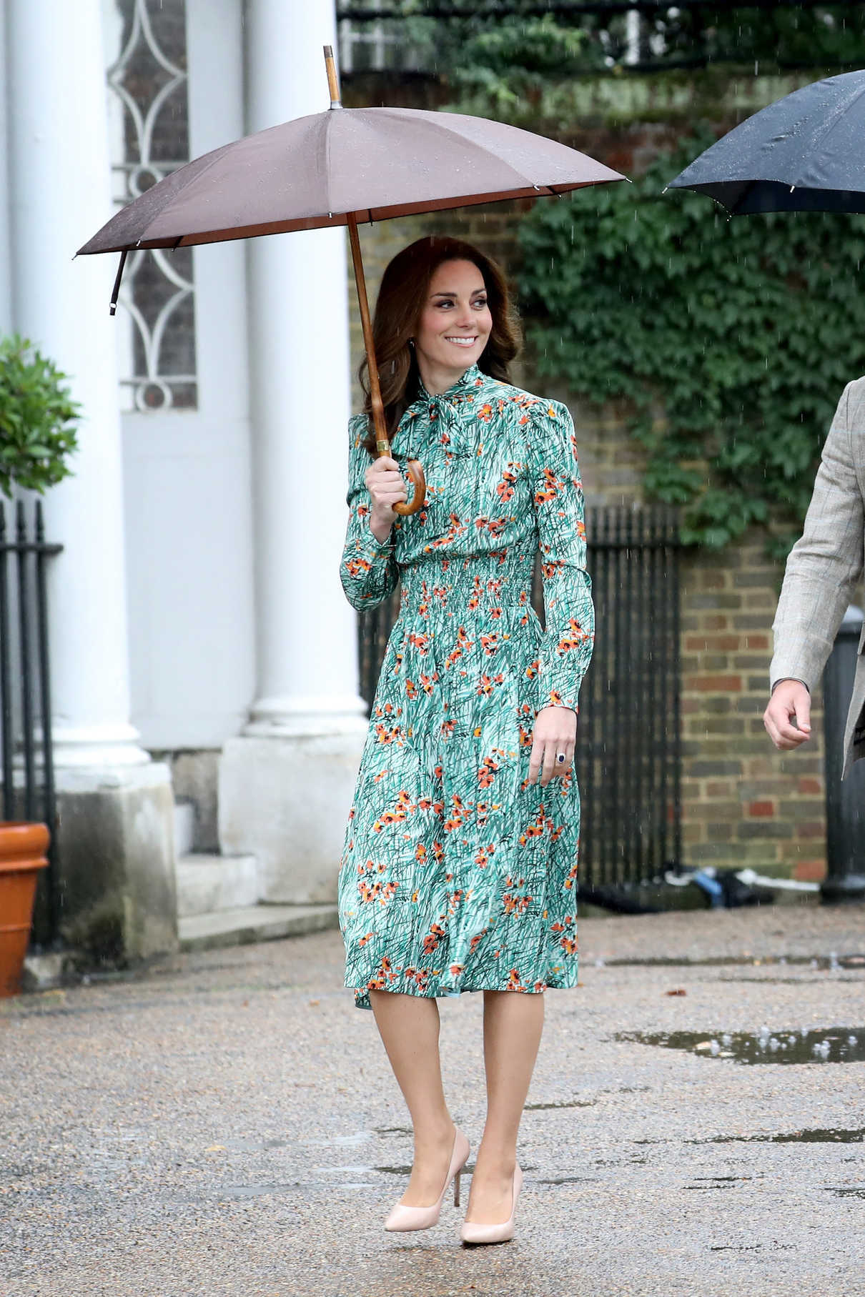 Kate Middleton Visits the Sunken Garden at Kensington Palace in London 08/30/2017-2