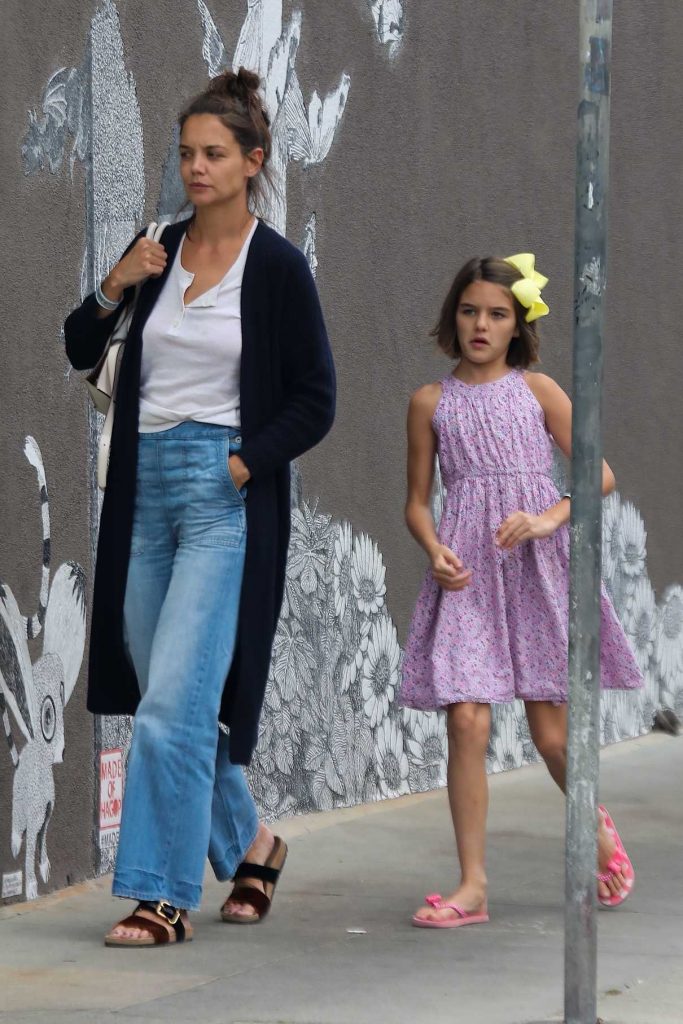 Katie Holmes Grabs a Dinner With Her Daughter Suri at Gjelina in Venice, CA 08/23/2017-1