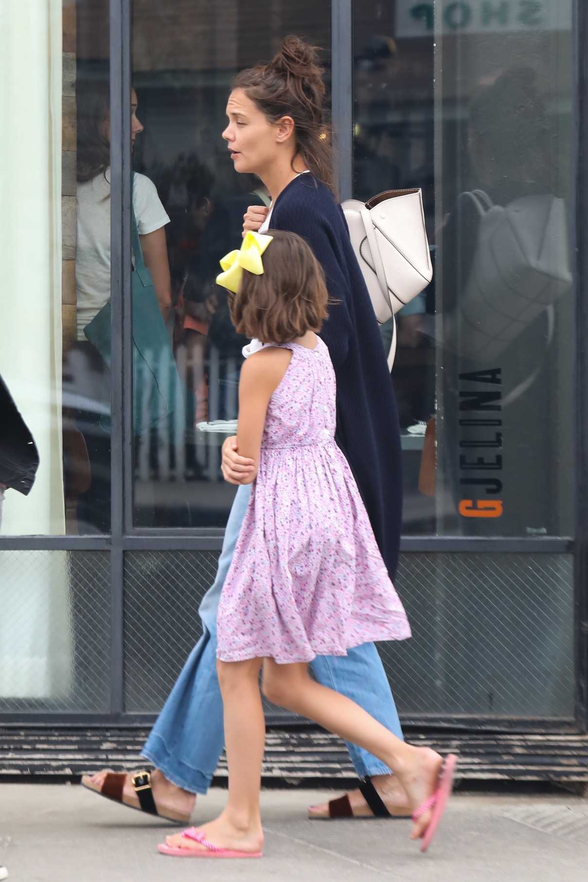 Katie Holmes Grabs a Dinner With Her Daughter Suri at Gjelina in Venice, CA 08/23/2017-3