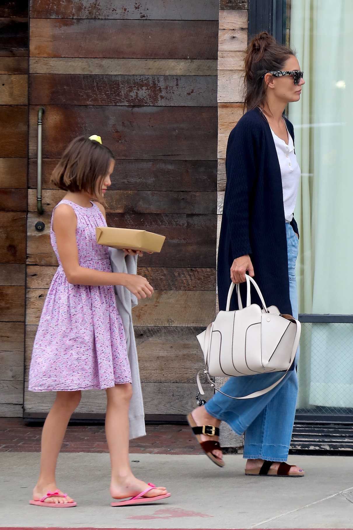 Katie Holmes Grabs a Dinner With Her Daughter Suri at Gjelina in Venice, CA 08/23/2017-4