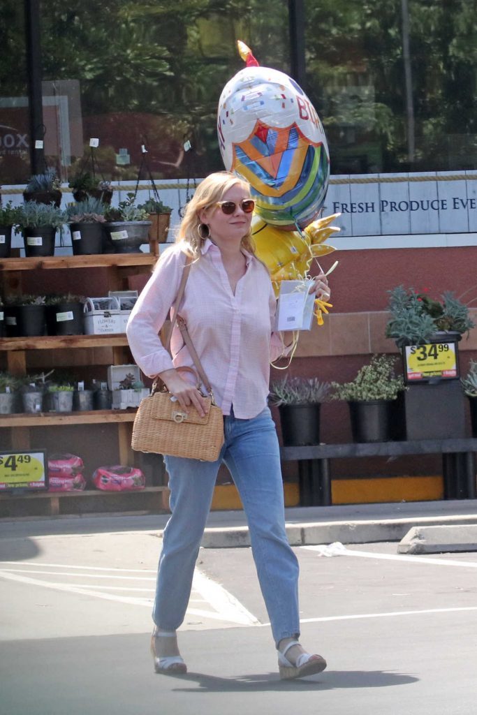 Kirsten Dunst Carries Some Birthday Balloons in LA 08/23/2017-1