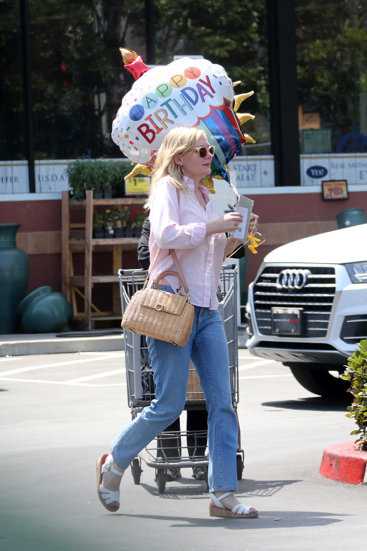 Kirsten Dunst Carries Some Birthday Balloons in LA 08/23/2017-2