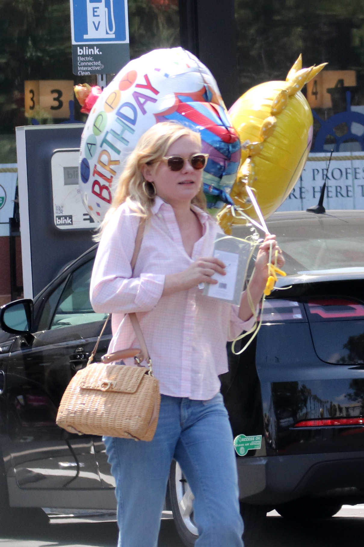 Kirsten Dunst Carries Some Birthday Balloons in LA 08/23/2017-3