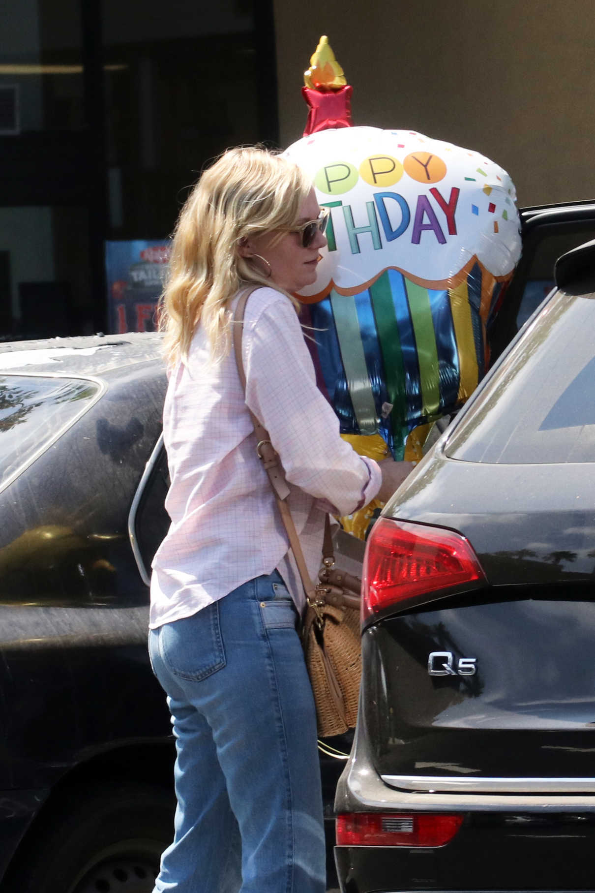 Kirsten Dunst Carries Some Birthday Balloons in LA 08/23/2017-5