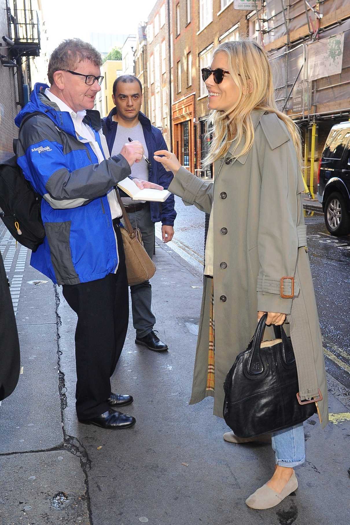 Sienna Miller Arrives at Apollo Theatre in London 08/18/2017-3