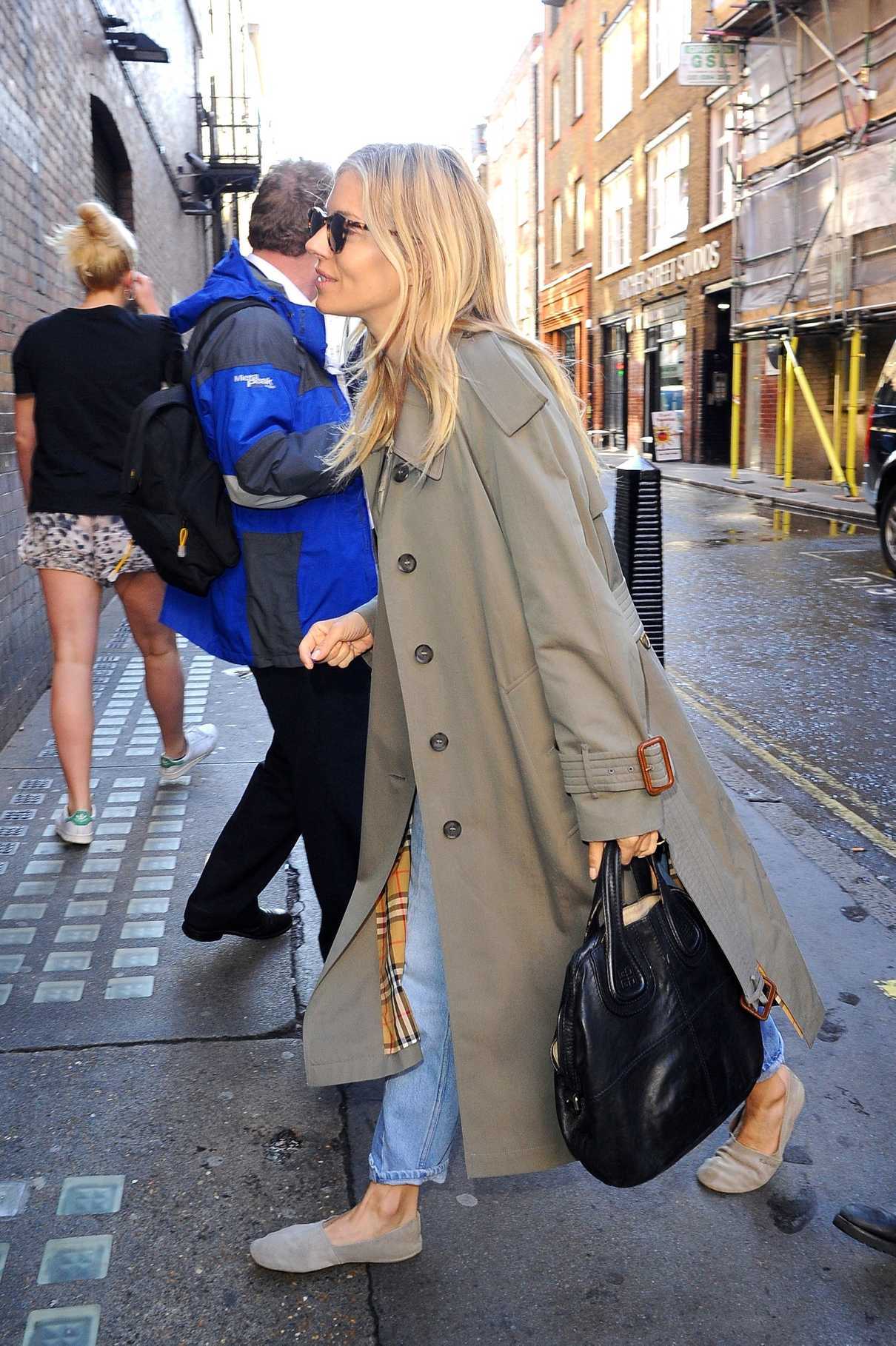 Sienna Miller Arrives at Apollo Theatre in London 08/18/2017-4