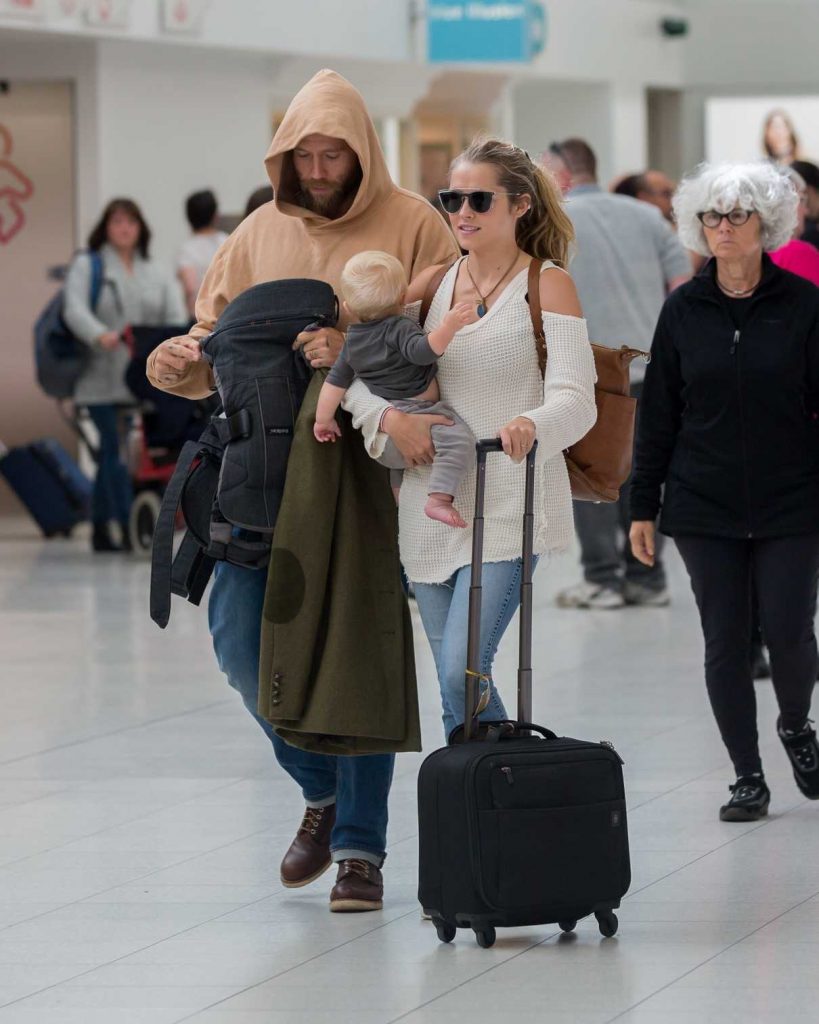 Teresa Palmer Arrives in Adelaide With Her Husband Mark Webber 08/10/2017-1