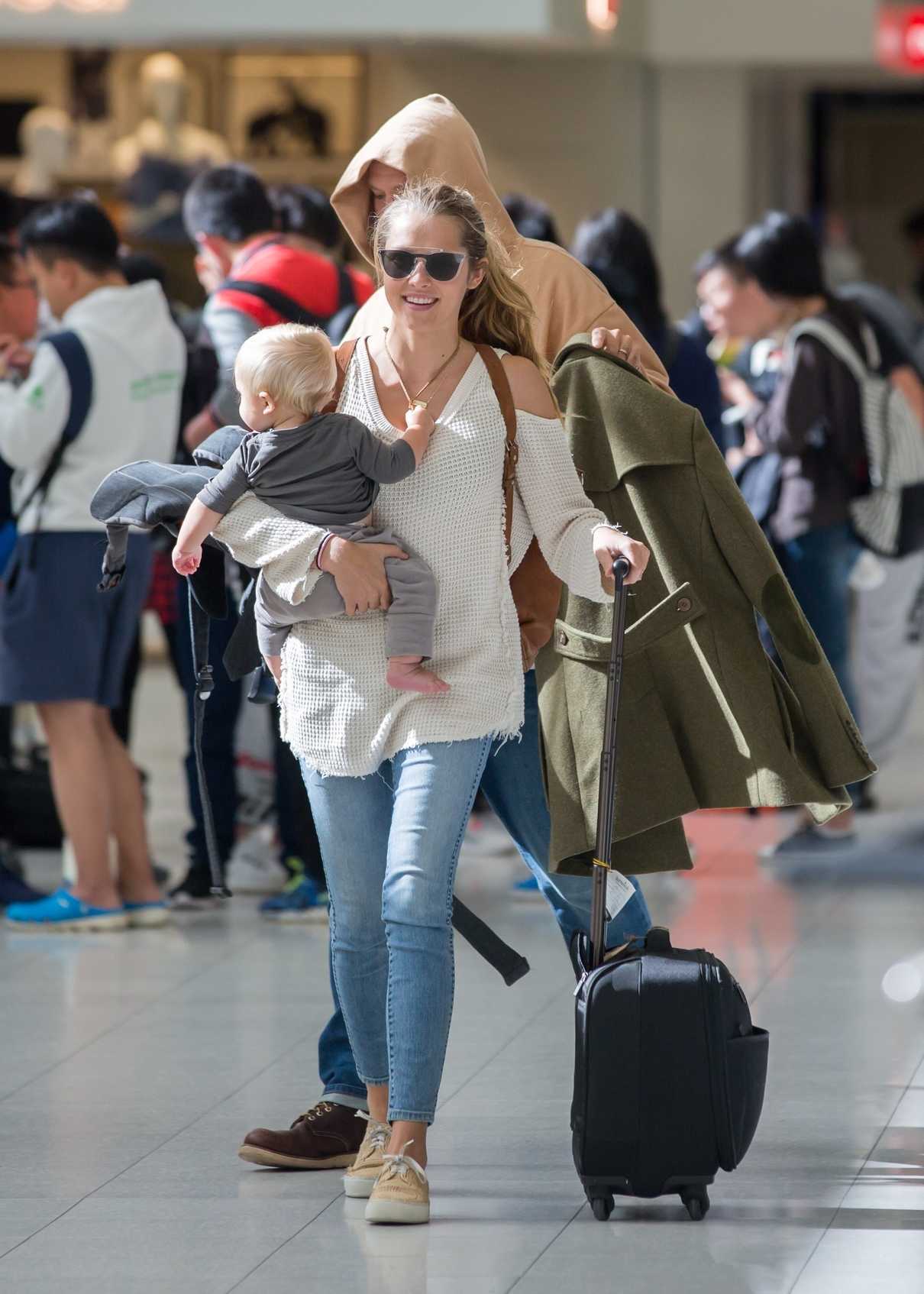 Teresa Palmer Arrives in Adelaide With Her Husband Mark Webber 08/10/2017-2