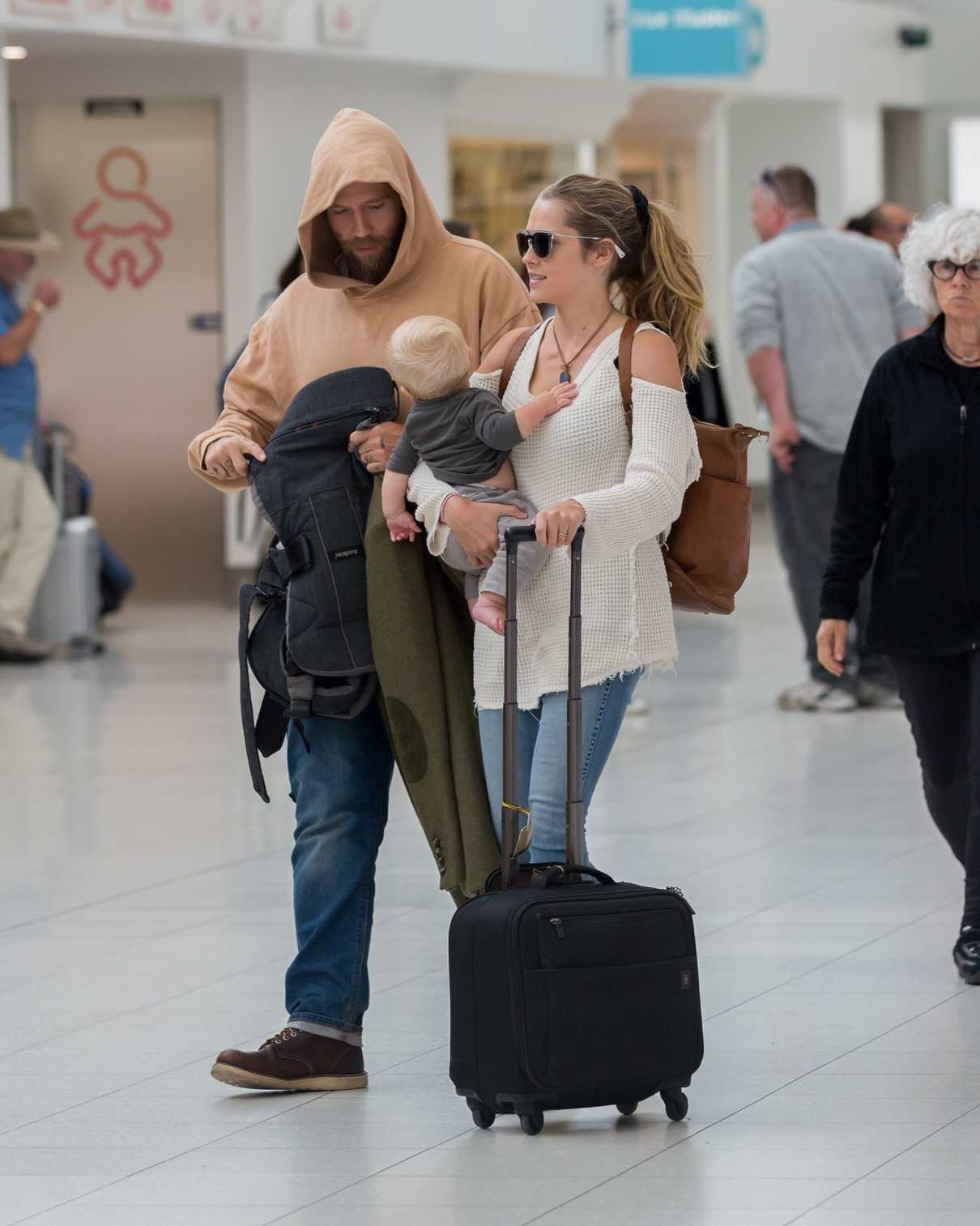 Teresa Palmer Arrives in Adelaide With Her Husband Mark Webber 08/10/2017-3