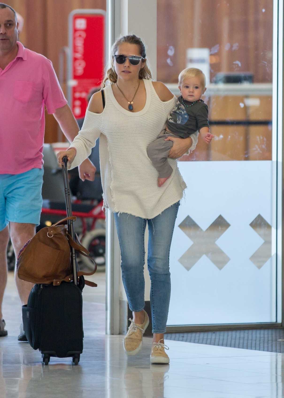 Teresa Palmer Arrives in Adelaide With Her Husband Mark Webber 08/10/2017-4