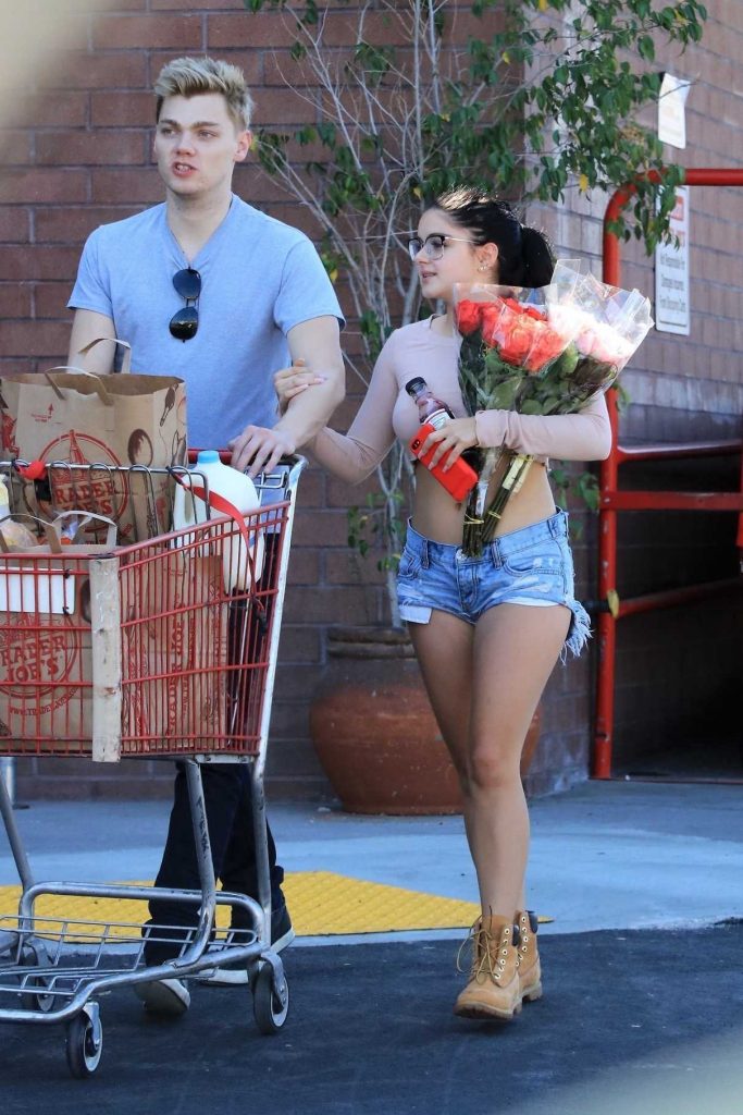 Ariel Winter and Levi Meaden Get the Grocery Shopping in West Hollywood 09/27/2017-1