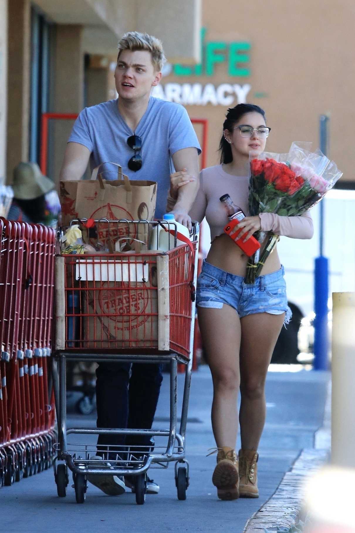 Ariel Winter and Levi Meaden Get the Grocery Shopping in West Hollywood 09/27/2017-3