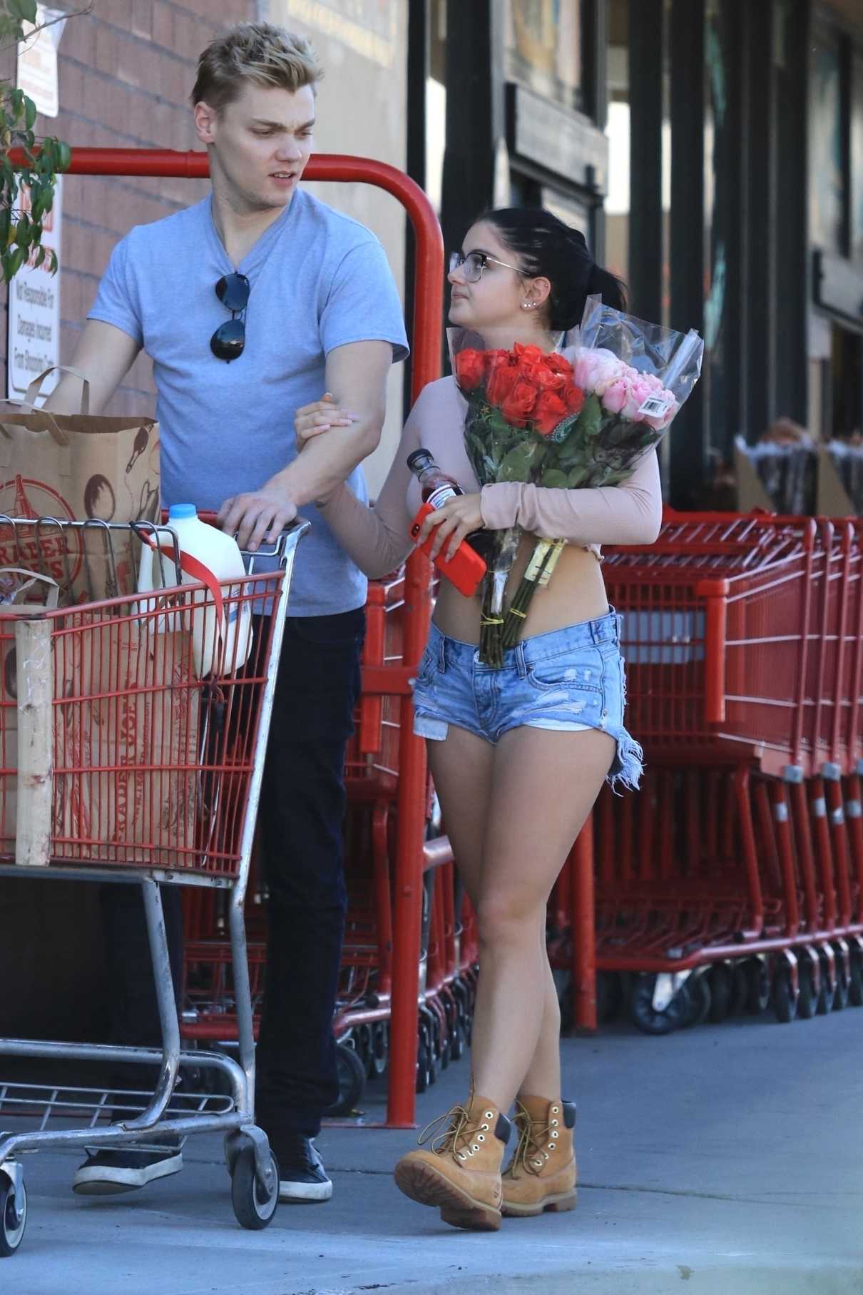 Ariel Winter and Levi Meaden Get the Grocery Shopping in West Hollywood 09/27/2017-5