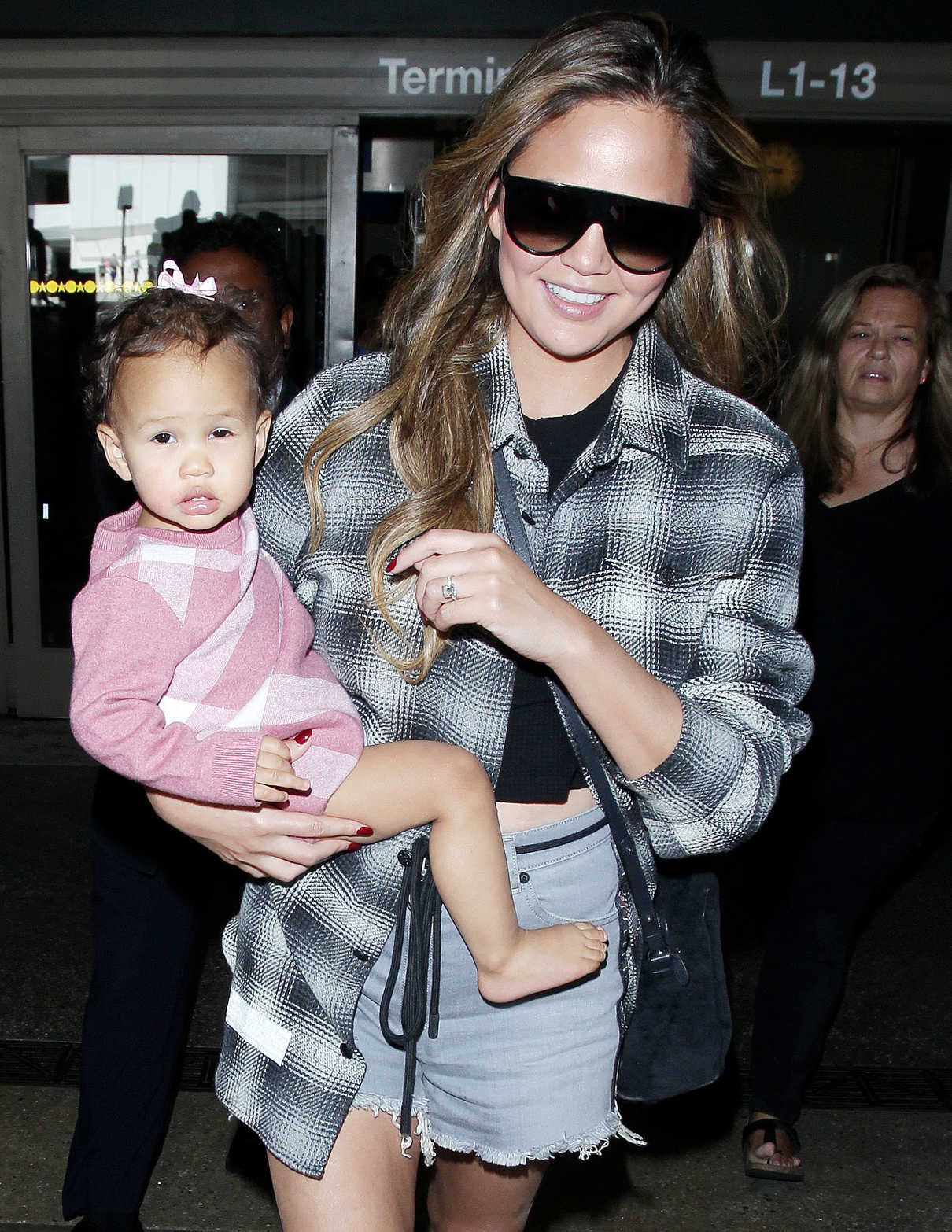 Chrissy Teigen Arrives at LAX Airport in LA With Her Daughter Luna 09/15/2017-5