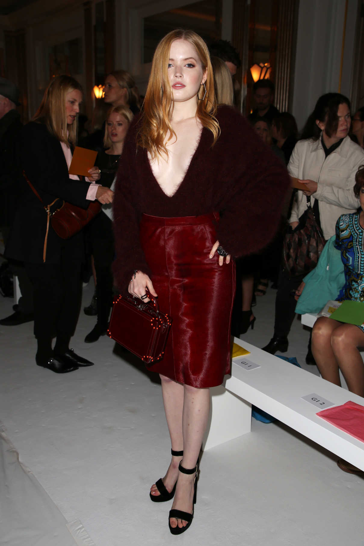 Ellie Bamber Attends the Jasper Conran Show During London Fashion Week in London 09/16/2017-2