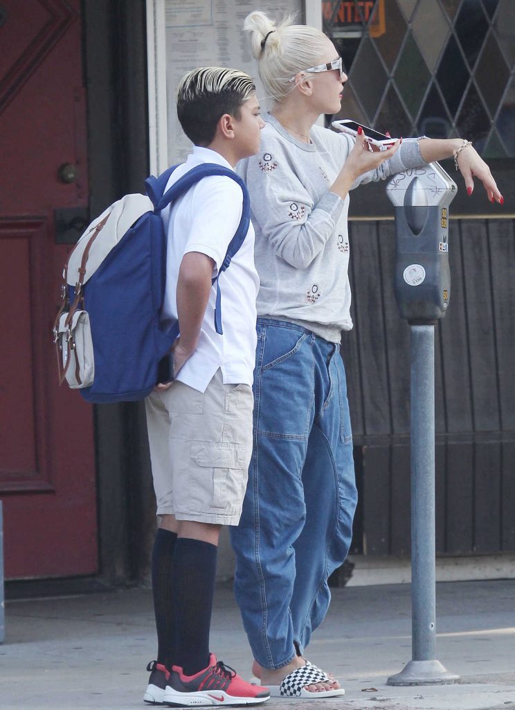 Gwen Stefani Drops off Her Son Kingston at the School Bus in Los Angeles 08/31/2017-1