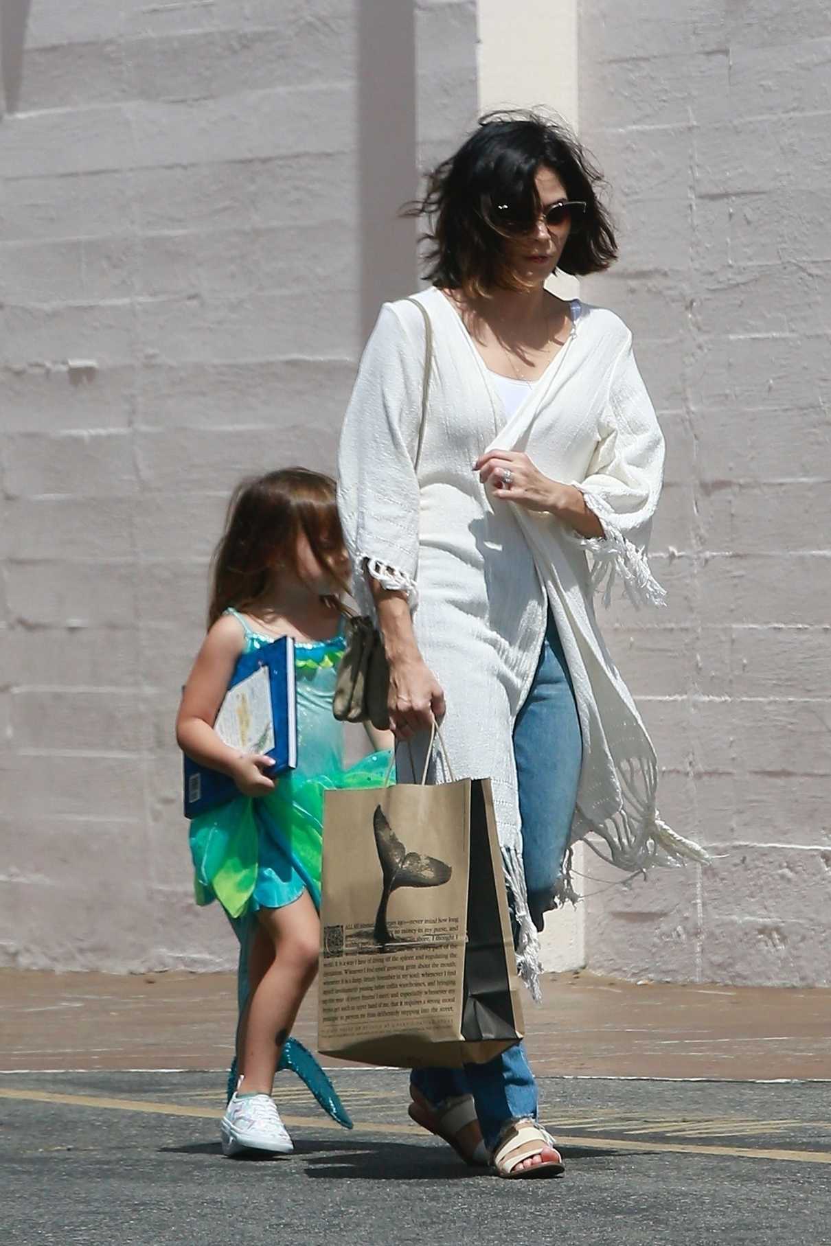 Jenna Dewan Was Seen With Her Daughter Out in Studio City 09/11/2017-2