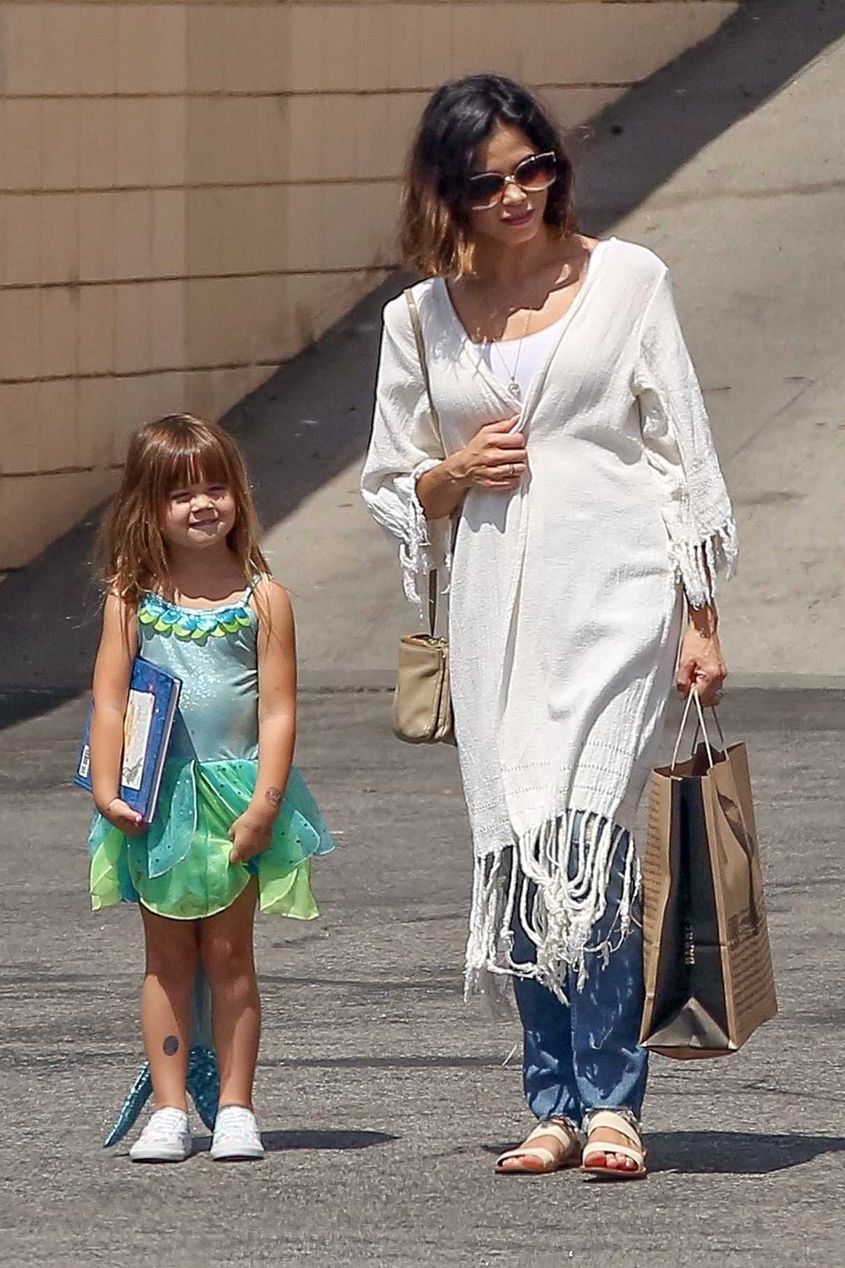 Jenna Dewan Was Seen With Her Daughter Out in Studio City 09/11/2017-3