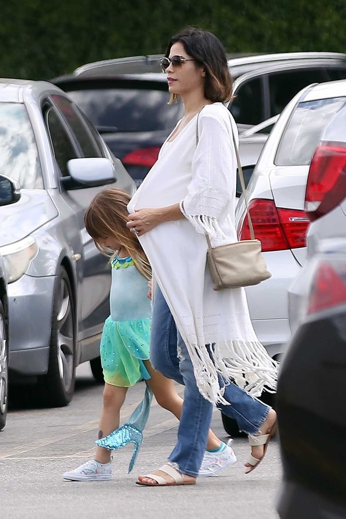 Jenna Dewan Was Seen With Her Daughter Out in Studio City 09/11/2017-5