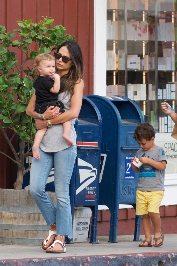 Jordana Brewster Gets Ice Cream for Her Kids in LA 09/01/2017-1