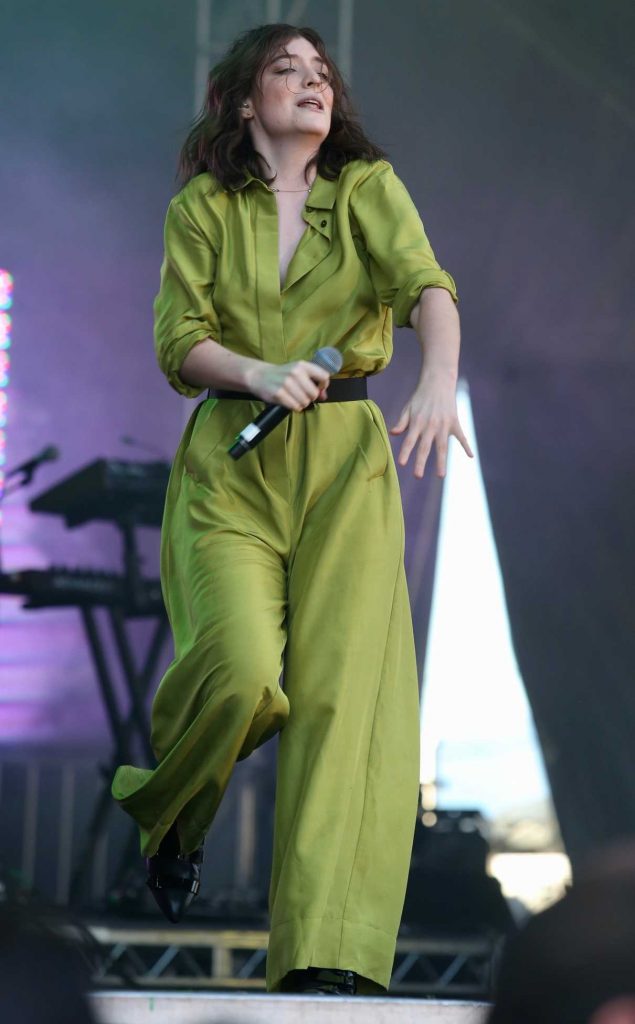 Lorde Performs at iHeartRadio Beach Ball Summer Concert in Vancouver 09/03/2017-1