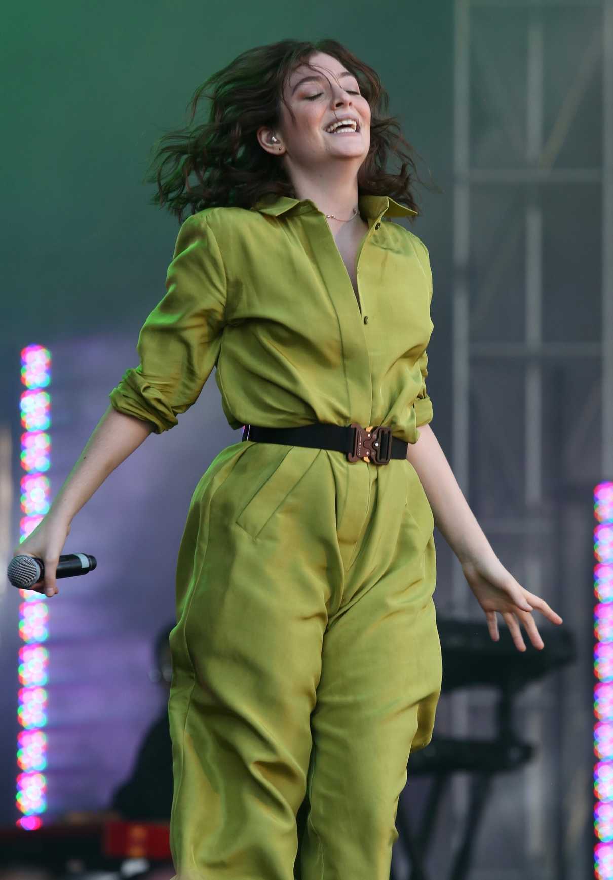 Lorde Performs at iHeartRadio Beach Ball Summer Concert in Vancouver 09/03/2017-3
