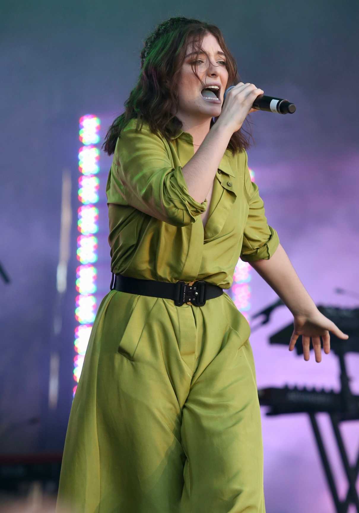 Lorde Performs at iHeartRadio Beach Ball Summer Concert in Vancouver 09/03/2017-5