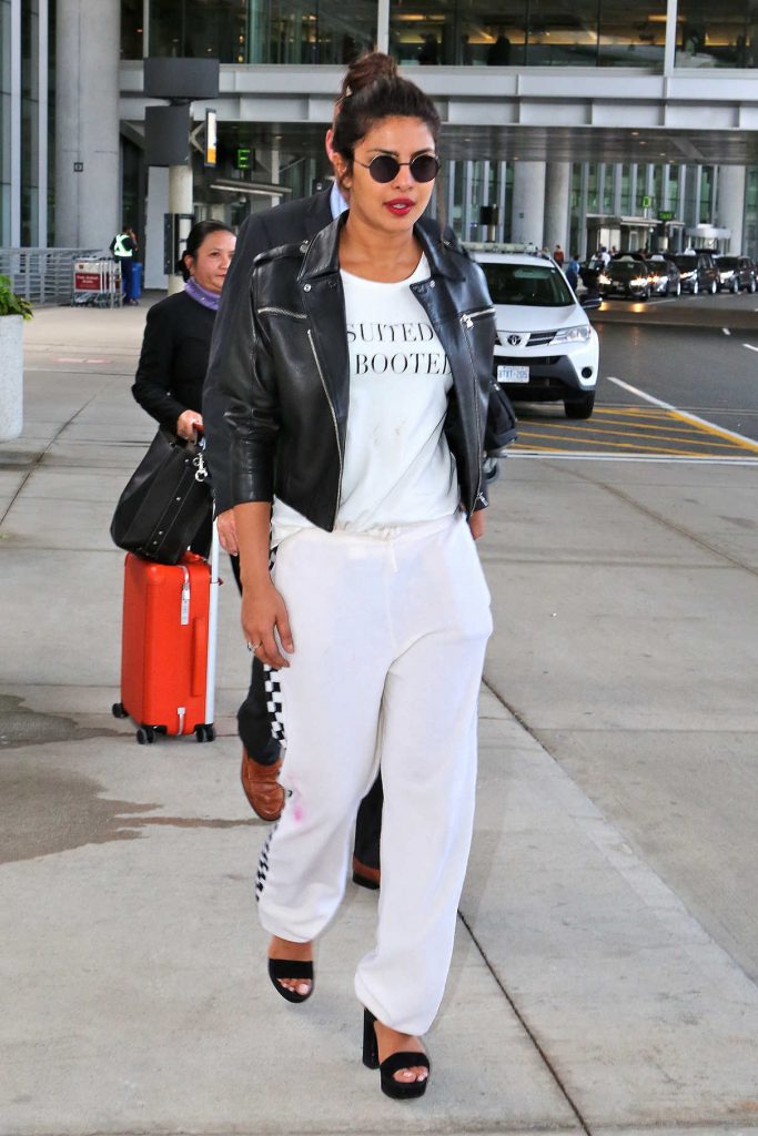 Priyanka Chopra Arrives in Toronto Airport 09/06/2017-1