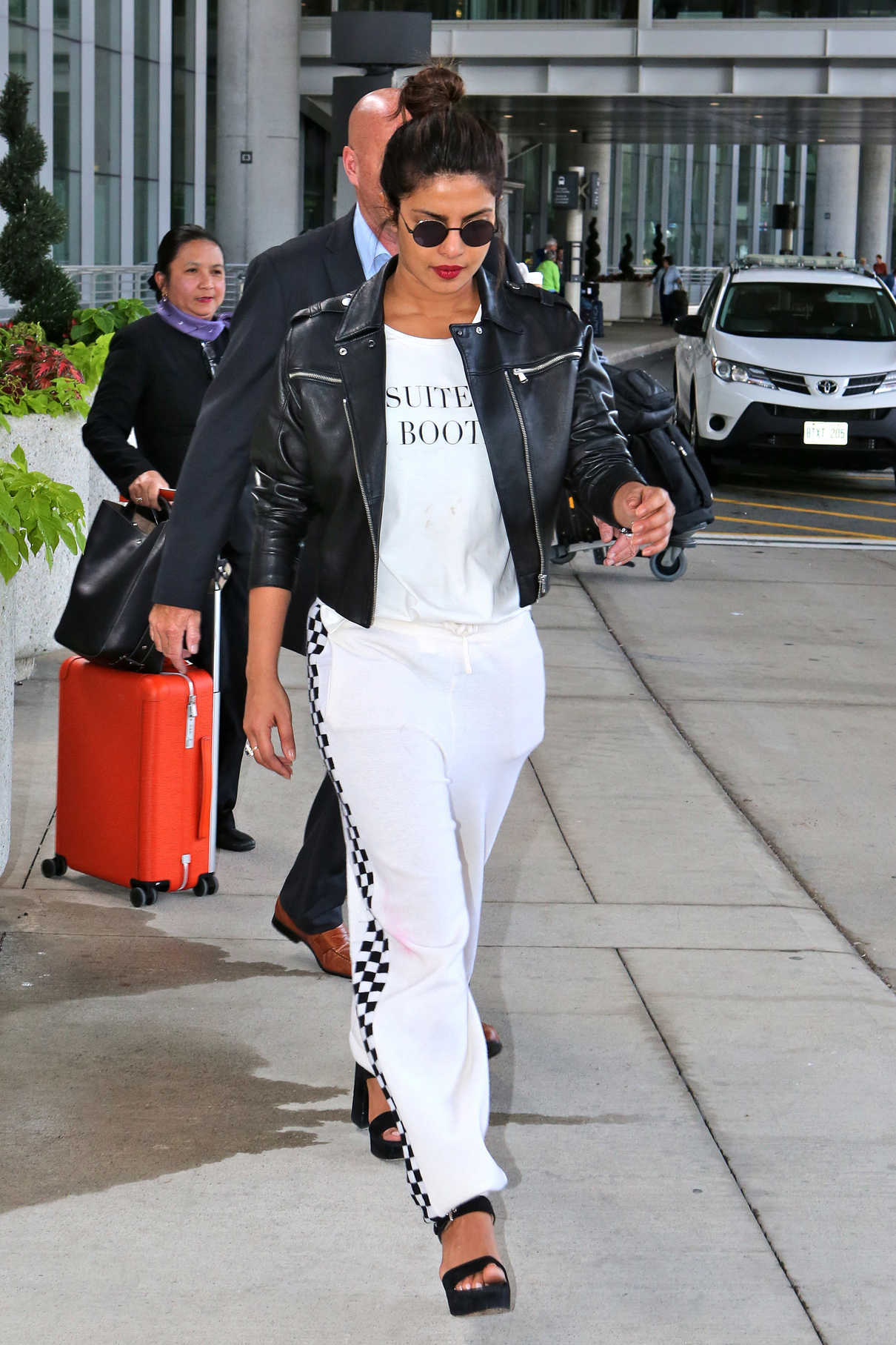 Priyanka Chopra Arrives in Toronto Airport 09/06/2017-3