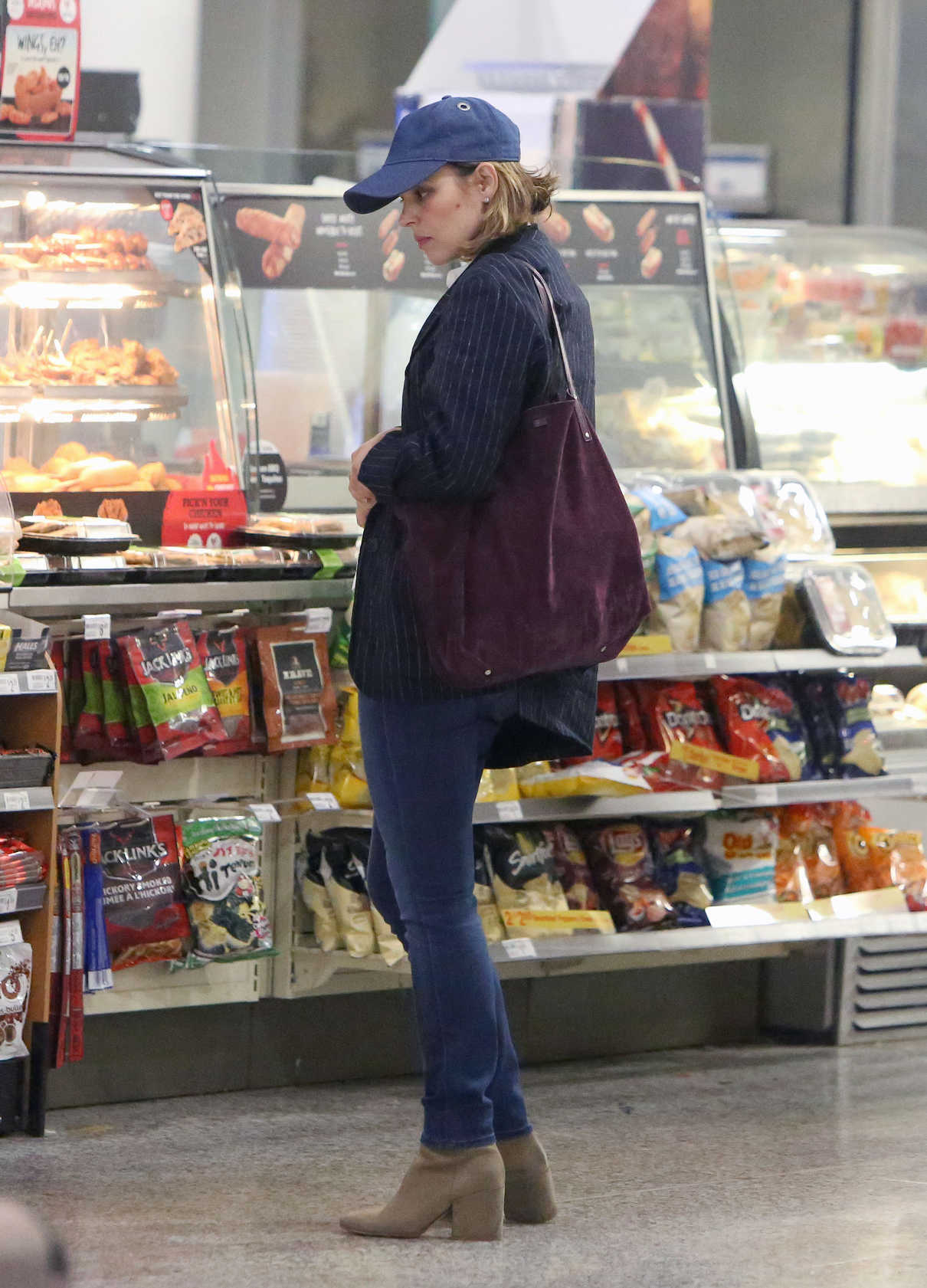 Rachel McAdams Arrives at the Airport in Toronto 09/05/2017-4