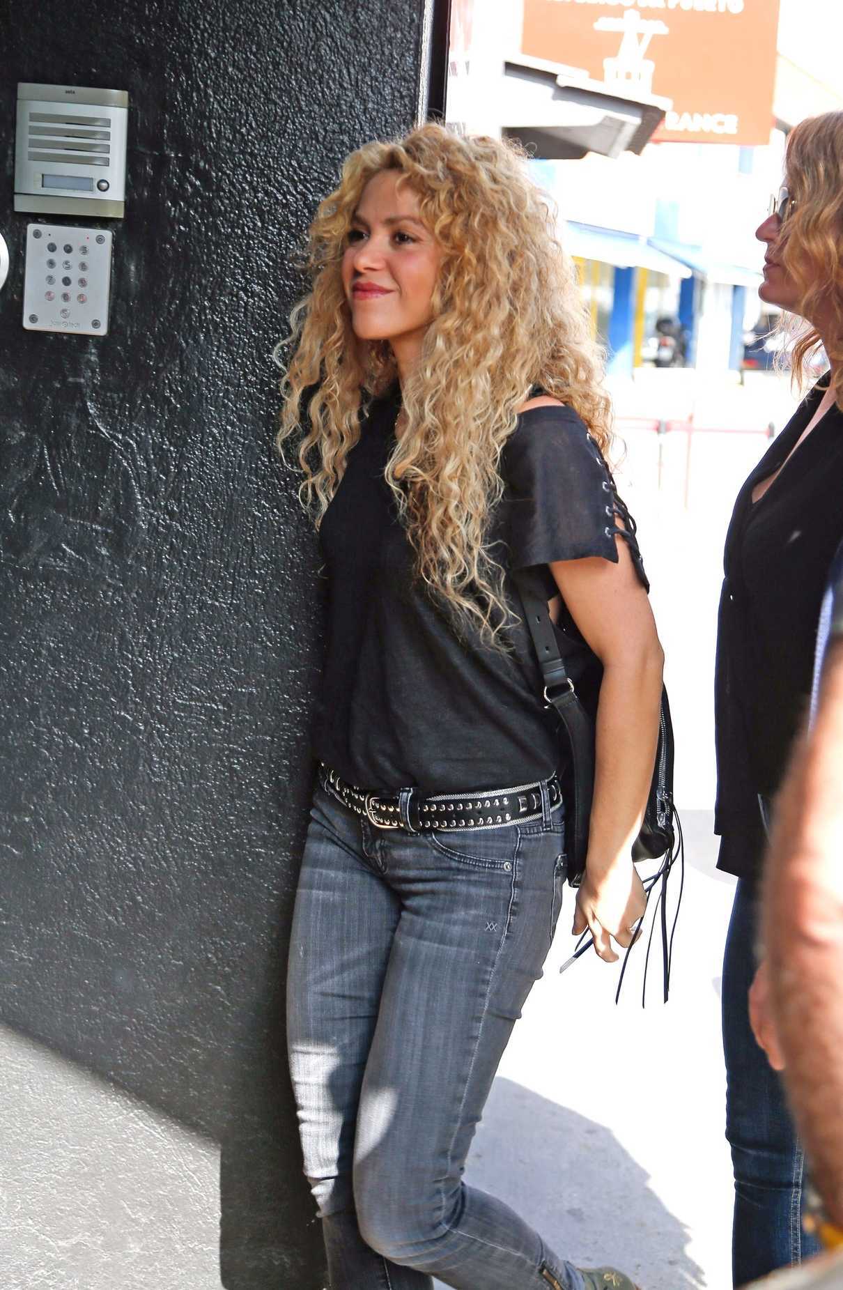 Shakira Leaves an Office Building in Barcelona 09/27/2017-2