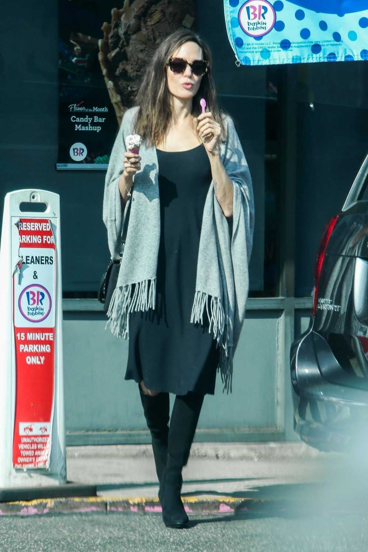 Angelina Jolie Goes Shopping at Baskin-Robbins in Los Angeles 10/30/2017-3