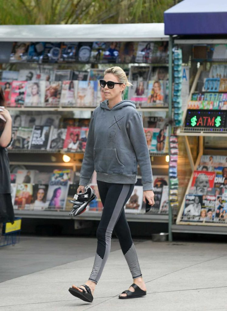 Charlize Theron Arrives to Soul Cycle for a Morning Workout in LA 10/30/2017-1