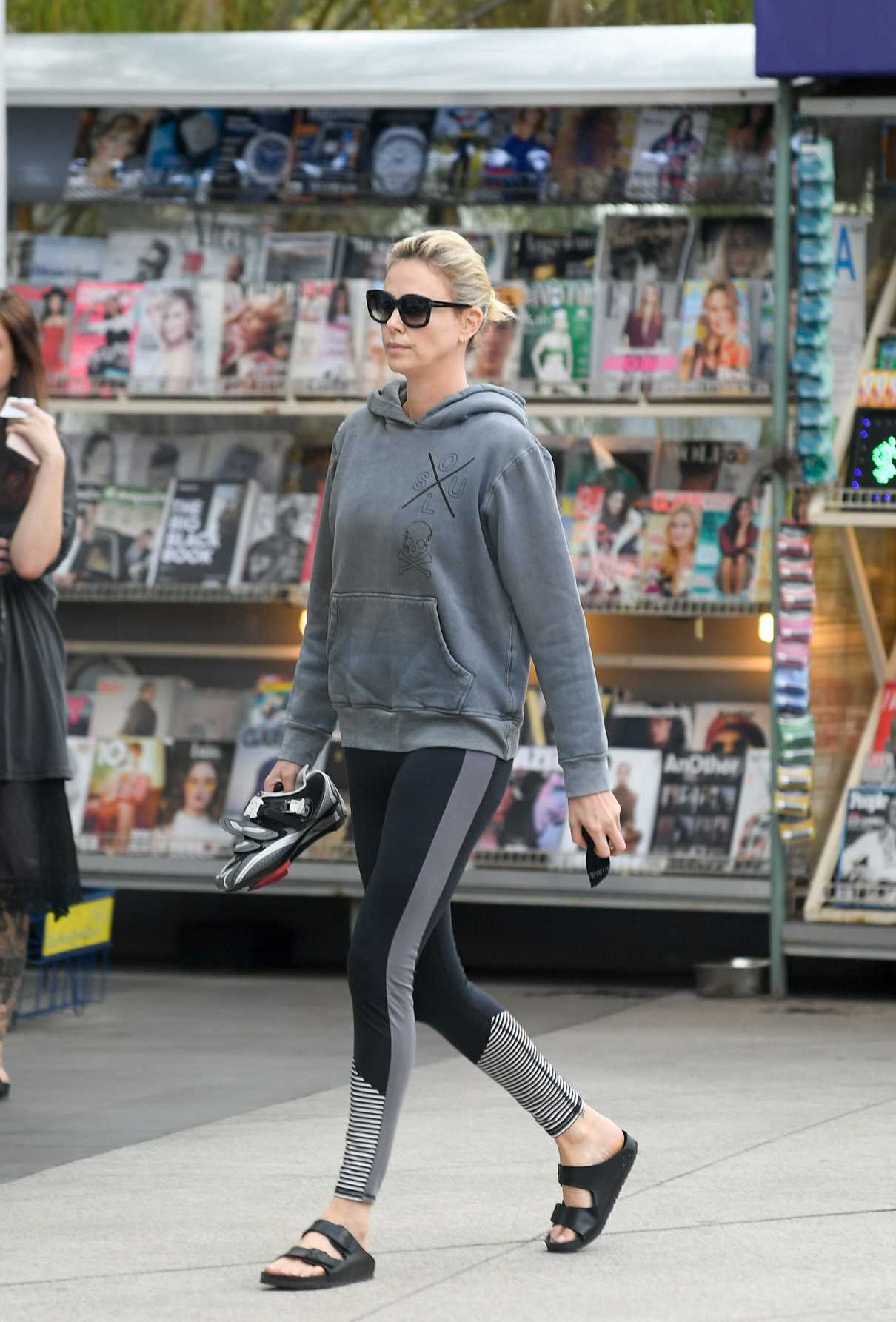 Charlize Theron Arrives to Soul Cycle for a Morning Workout in LA 10/30/2017-4