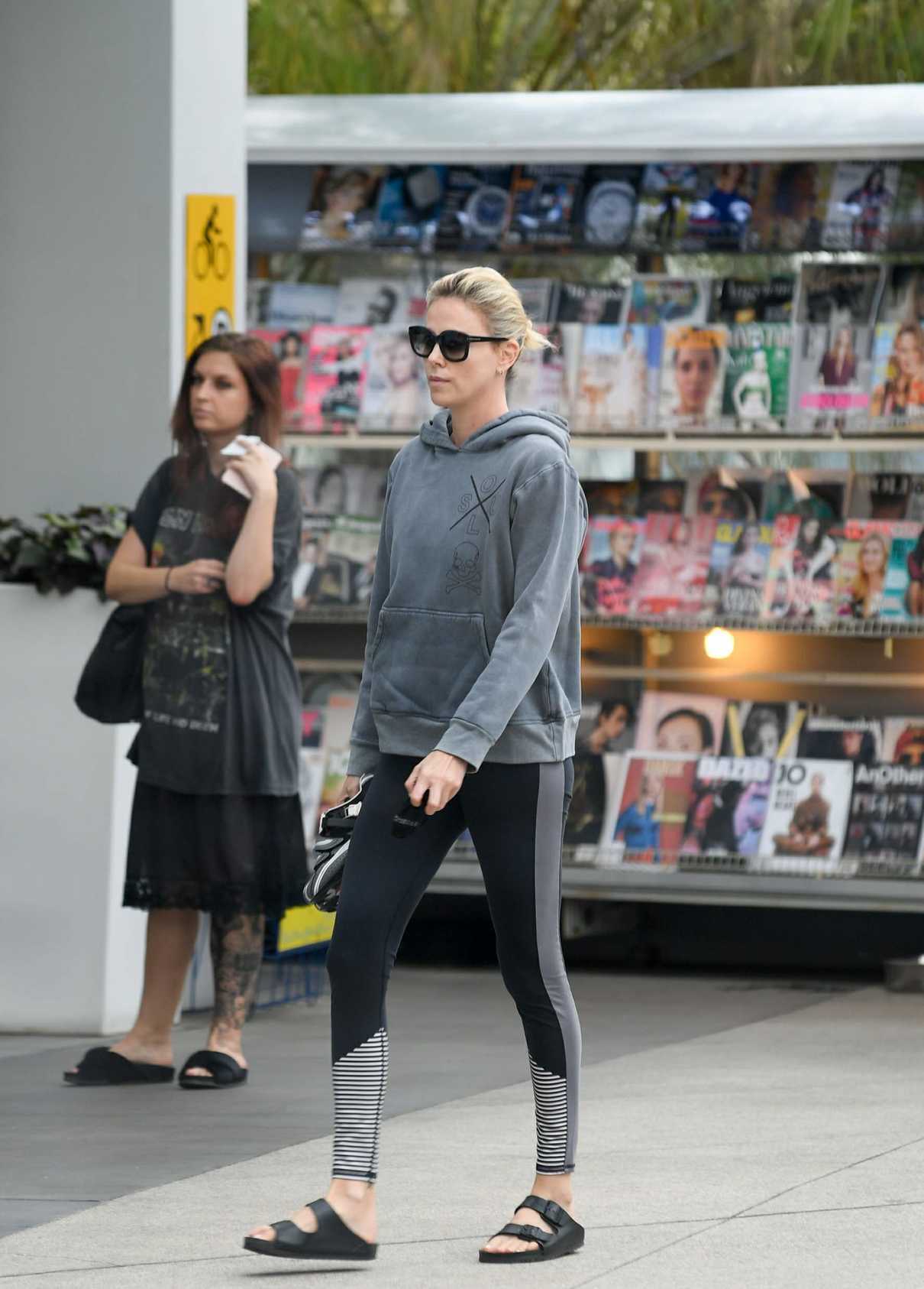 Charlize Theron Arrives to Soul Cycle for a Morning Workout in LA 10/30/2017-5