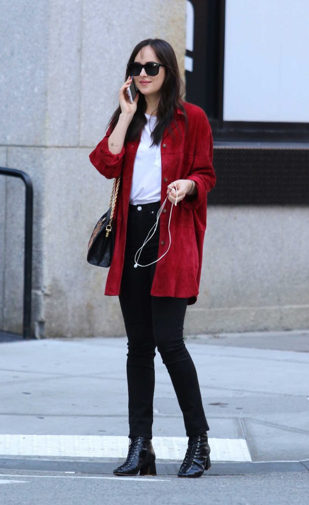 Dakota Johnson Hails a Taxi in NYC 10/04/2017-1