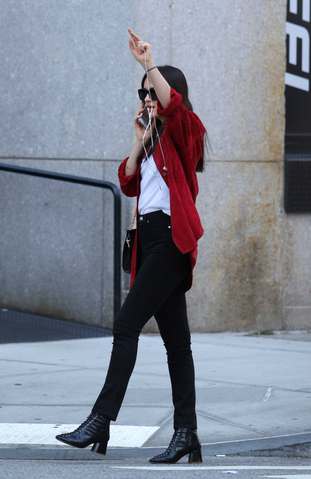 Dakota Johnson Hails a Taxi in NYC 10/04/2017-4